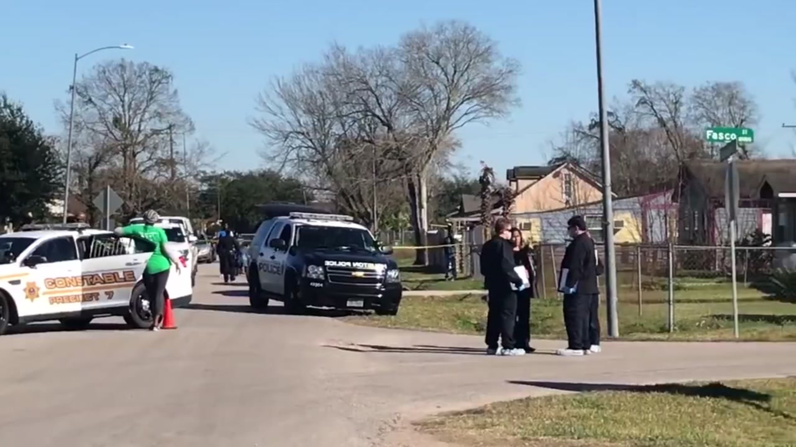 HPD searches for suspects involved in liquor store parking lot shooting