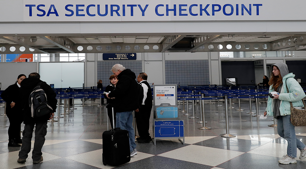 Number of no-show airport screeners soars in shutdown