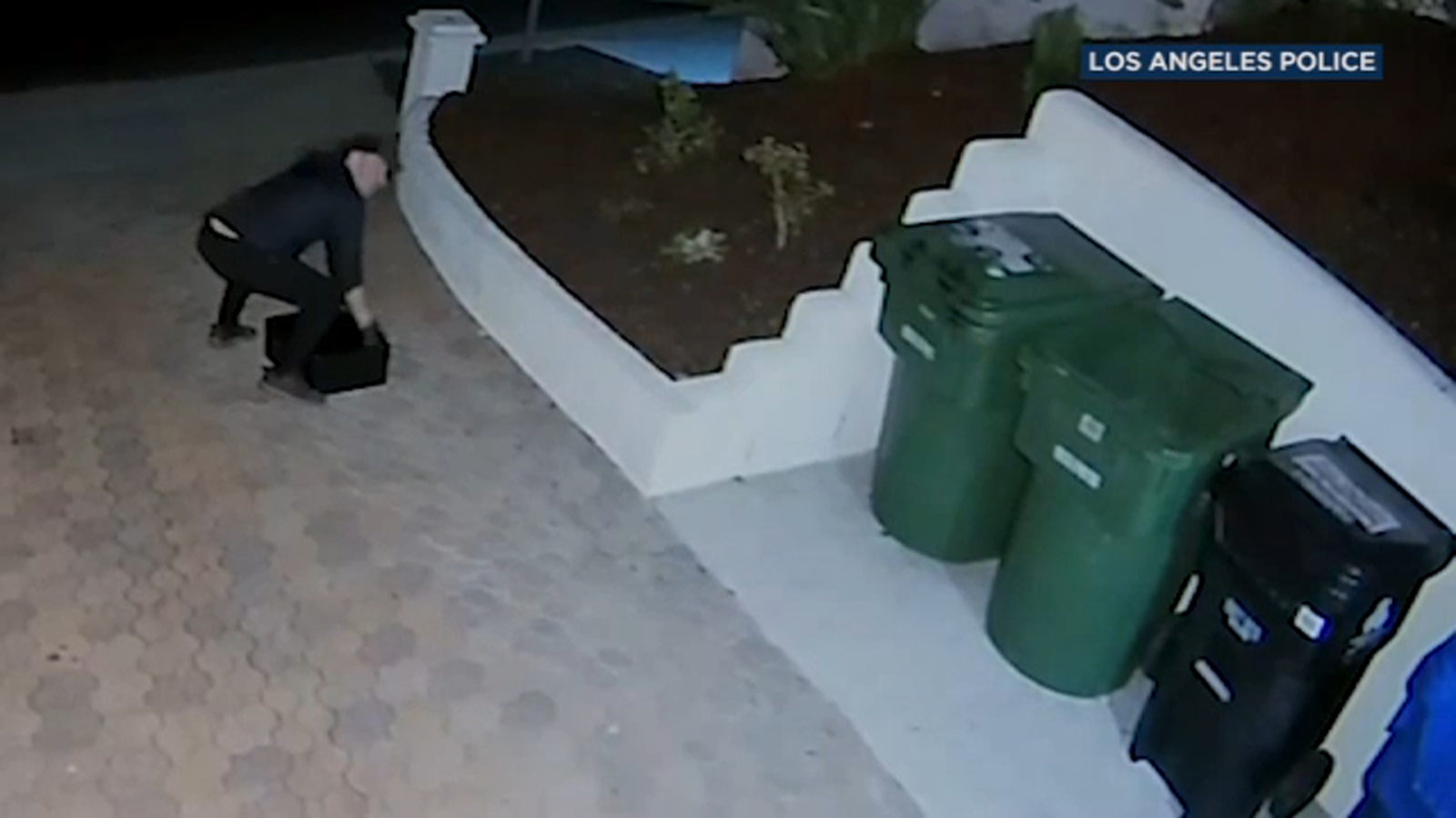 VIDEO Suspects steal safe, jewelry, cash from Encino home ABC7 Los Angeles