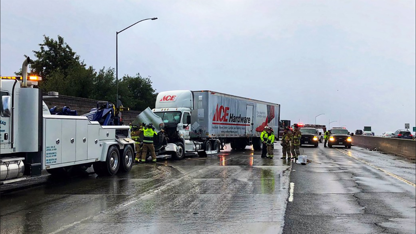 Jackknifed big rig snarls morning commute on Hwy 242 in Concord ABC7