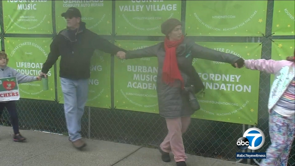 VIDEO: Teachers, supporters make human chain to show solidarity during strike