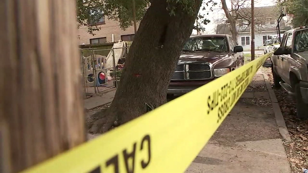 5 shot and 3 dead after home invasion in east Houston