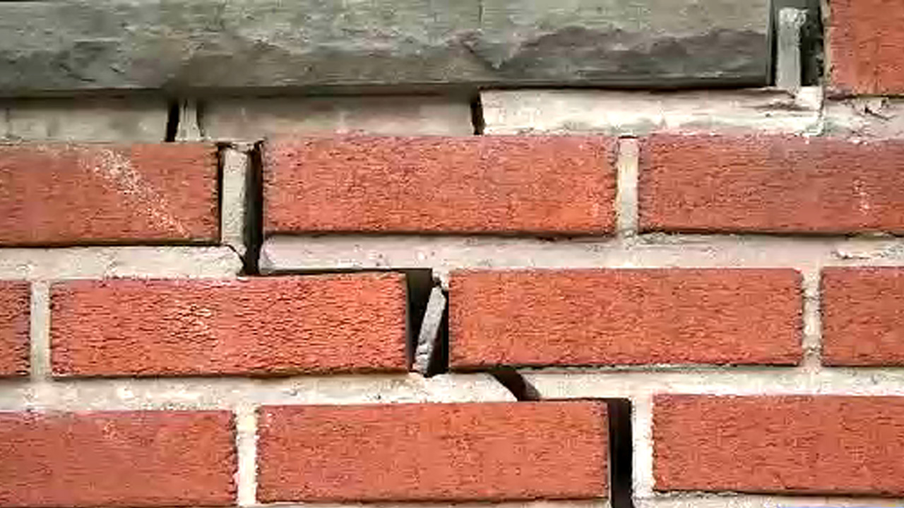 2 buildings evacuated in Brooklyn after crack found, 13 displaced