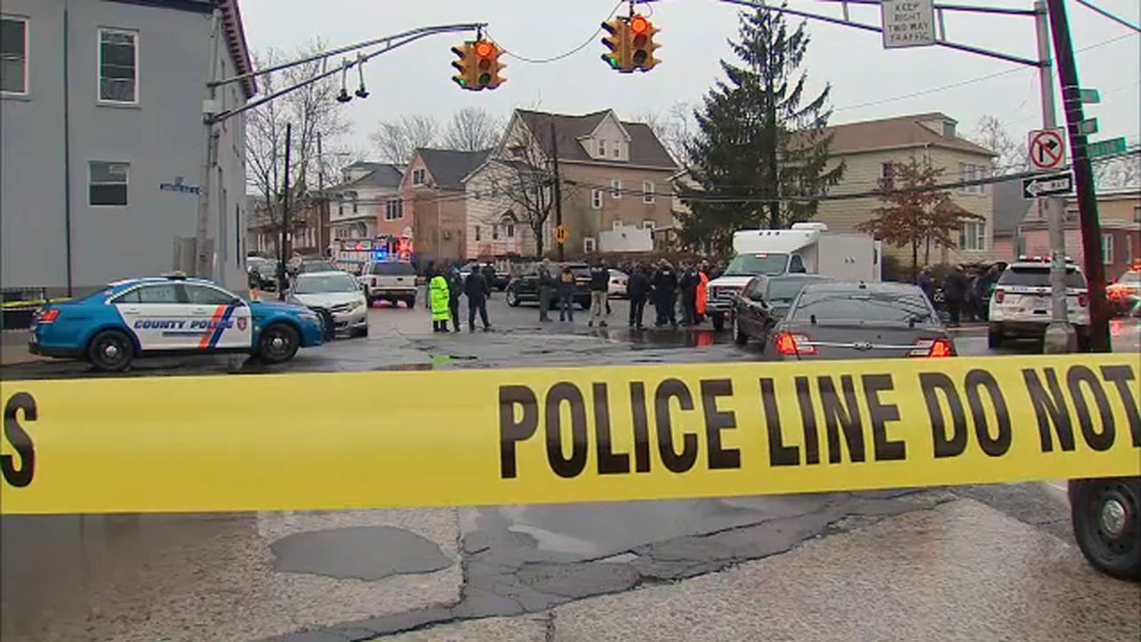 Police chase ends in crash, intense manhunt in the Bronx ABC7 New York