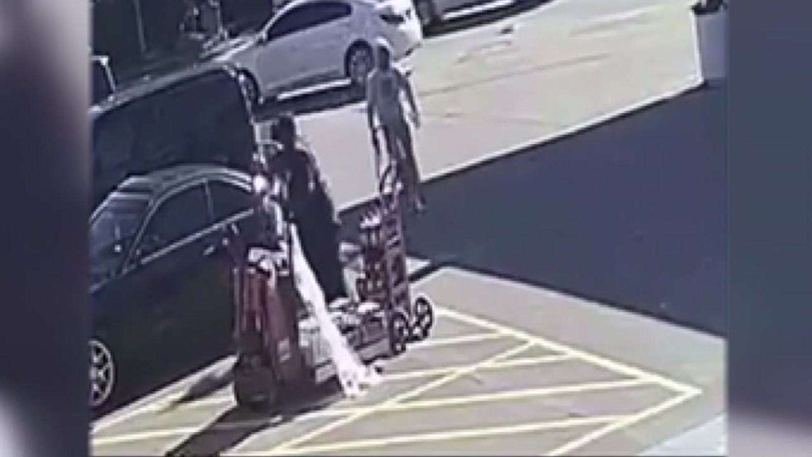 Gunman chases victim before shooting outside Houston gas station