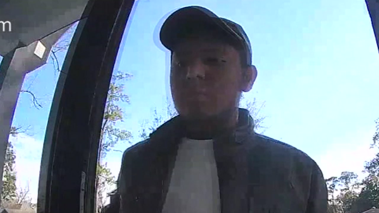 Caught on doorbell cam: Would-be burglar scared off by dogs