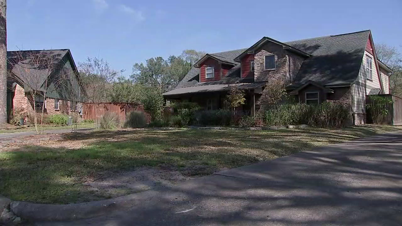 Mom robbed in her driveway