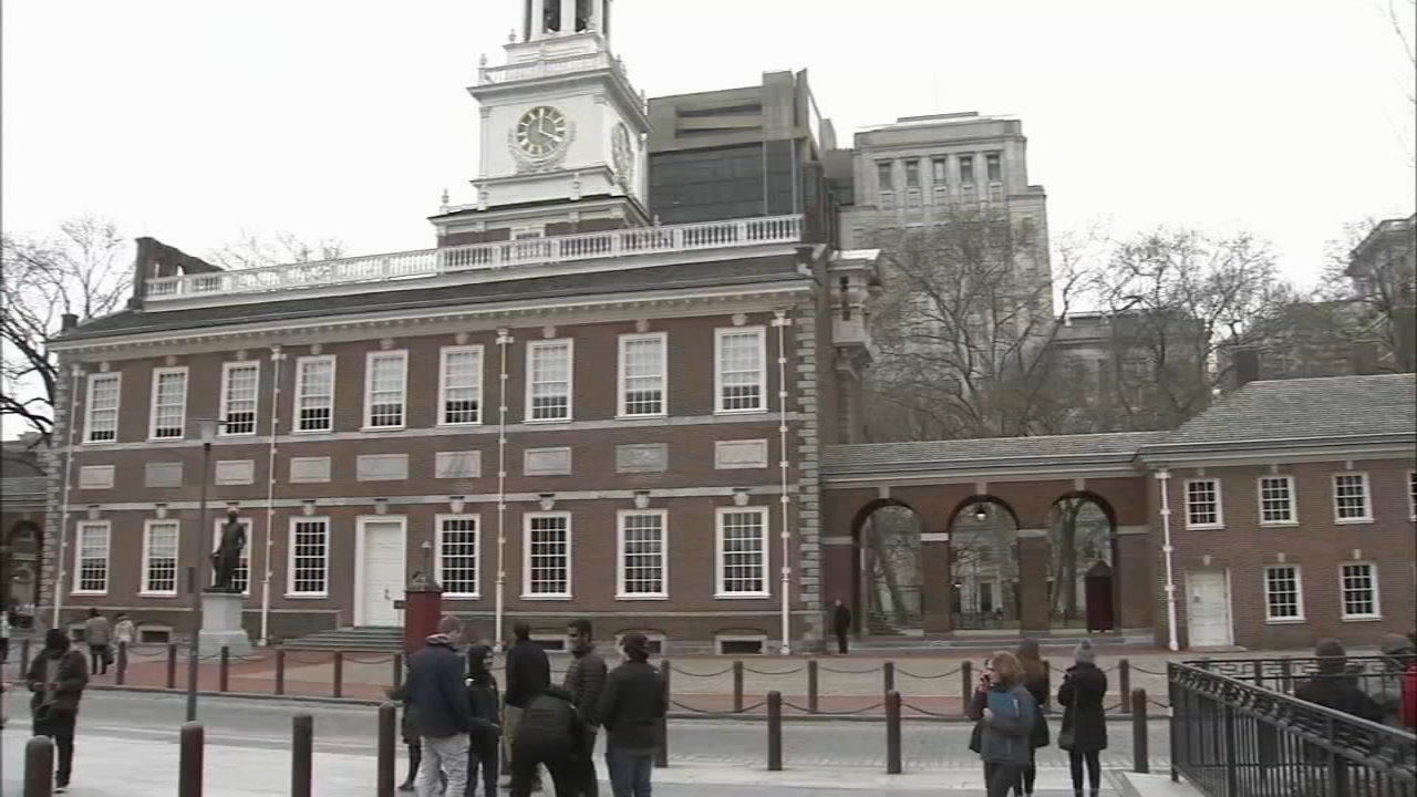 Federal workers return to work