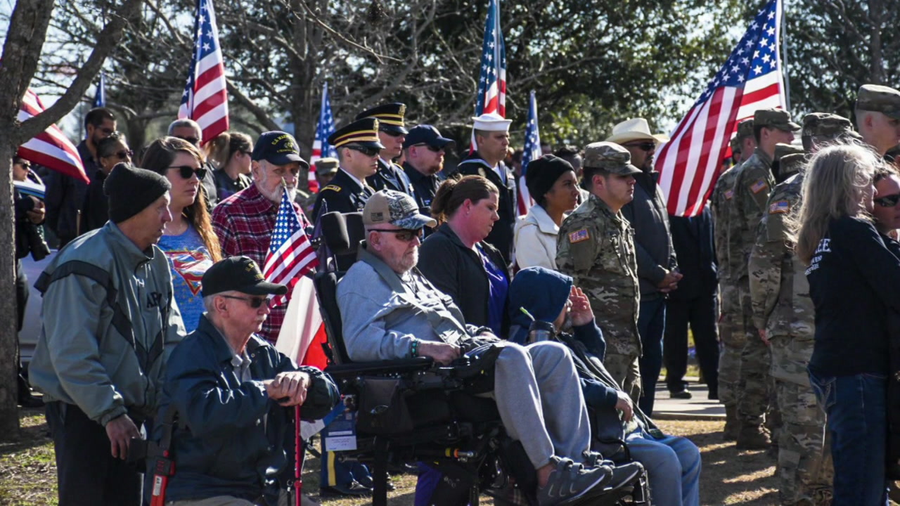 Thousands of strangers pay their respects to unaccompanied veteran