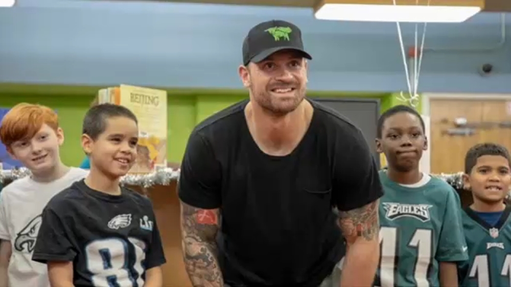 Eagles' Chris Long wins Walter Payton award