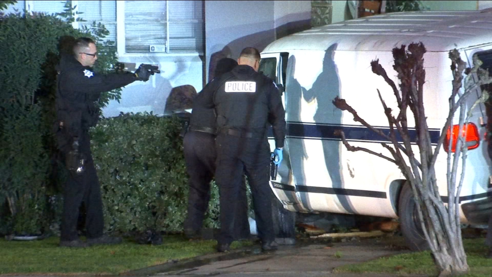 Police chase ends in Downtown Fresno after suspect crashes into pole ...