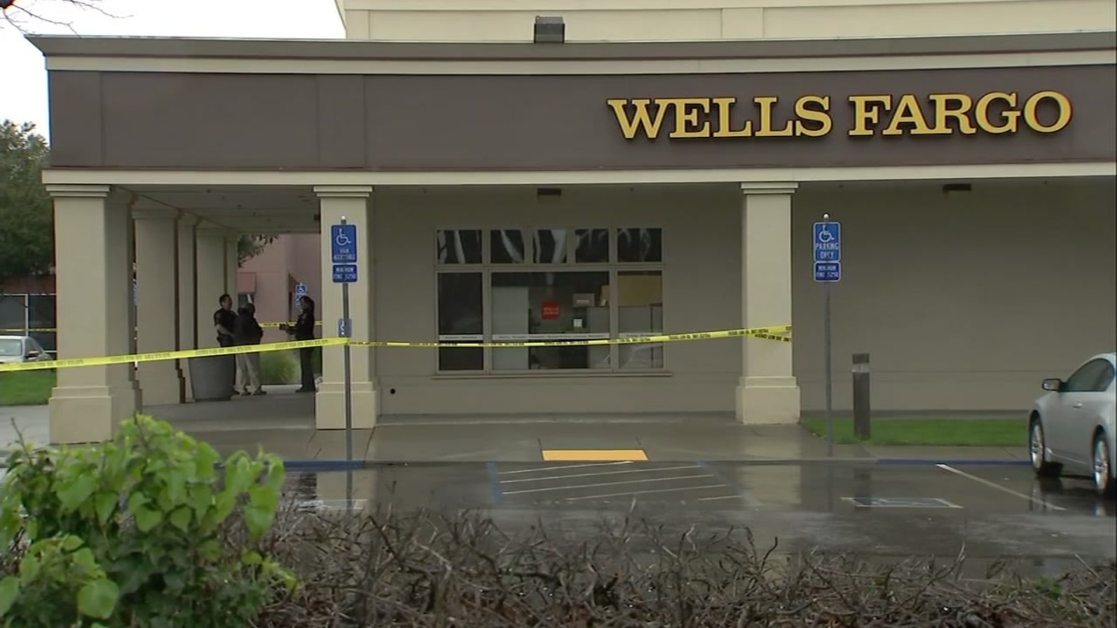 Wells Fargo Bank robbed in Pleasanton, police close major intersections
