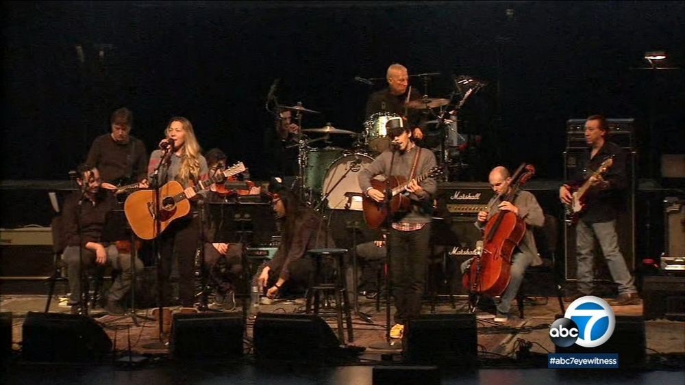 Benefit concert honors victims, survivors of Thousand Oaks shooting