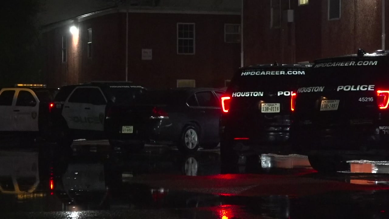 Man shot while bringing in groceries at apartments on Sunflower