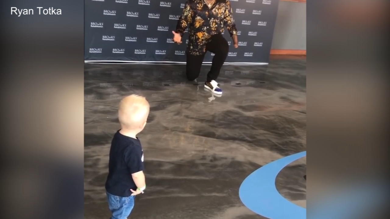Watch one-handed NFL player's adorable meeting with toddler missing arm
