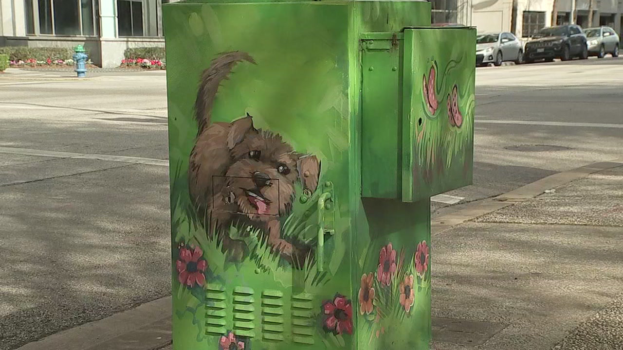 Go on a mini mural hunt with your sweetie for Vday