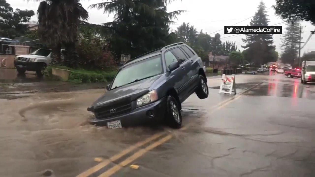 VIDEO: Car stuck in sinkhole in Castro Valley