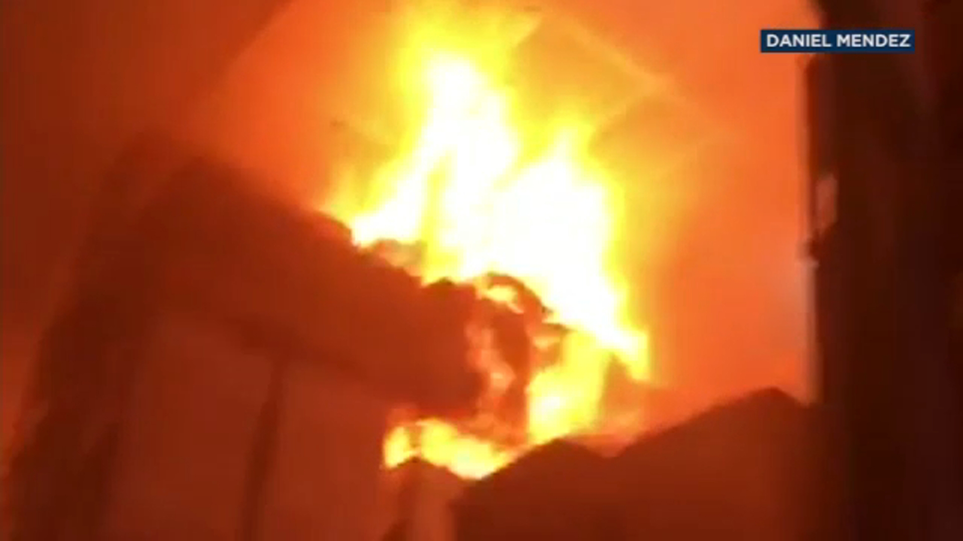 Massive fire erupts in Huntington Park building