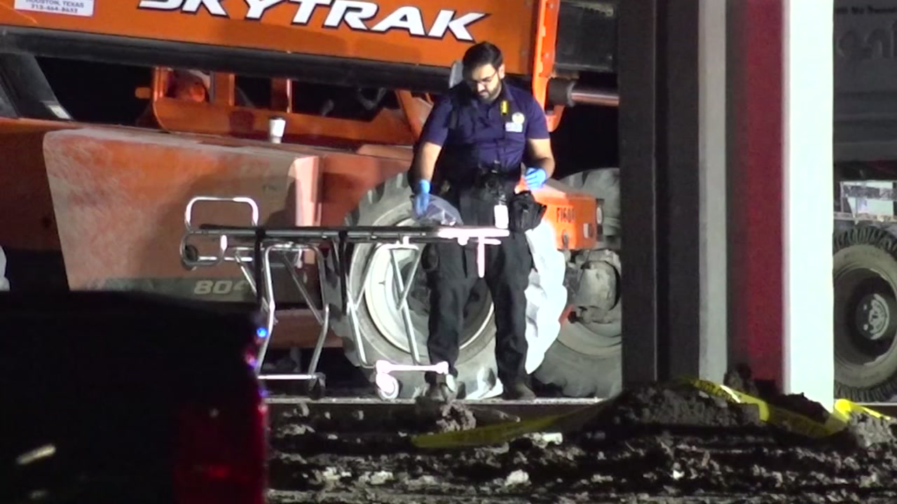 Worker dies after falling through roof in N. Harris Co.