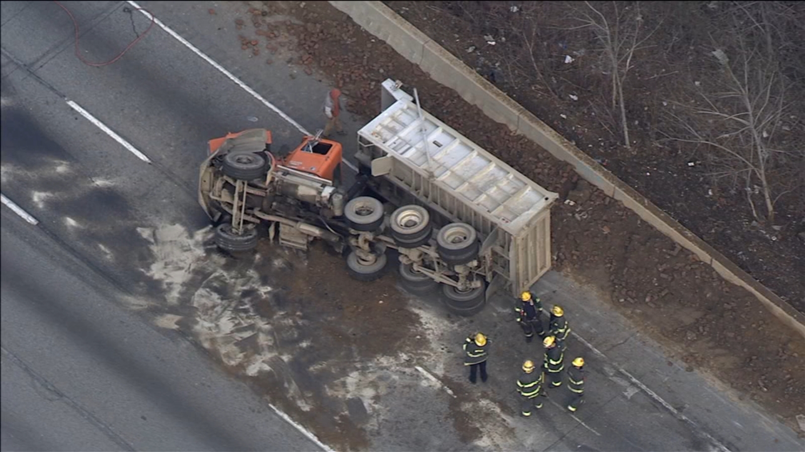 Dump truck overturns on Schuylkill Expressway in Philadelphia 6abc