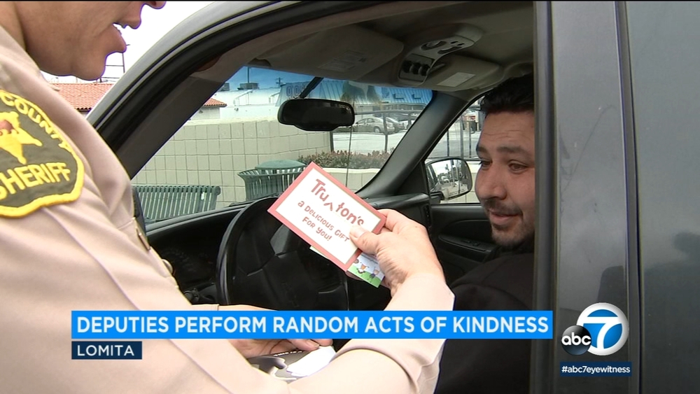 Act of kindness: LA deputies hand out gifts cards instead of tickets