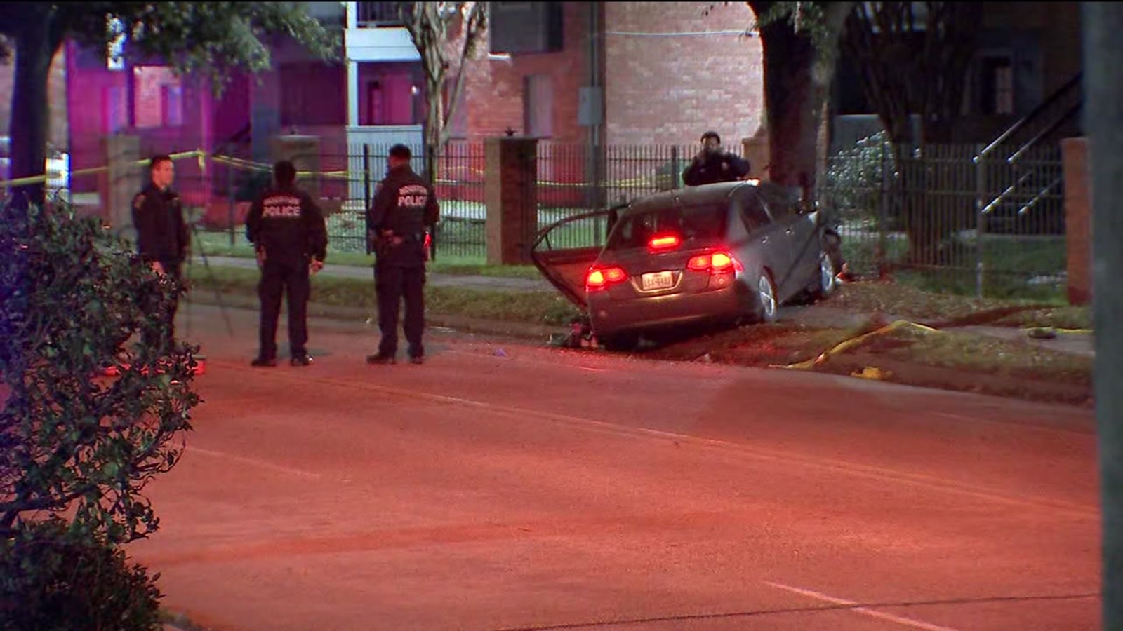 Man killed after crashing into tree in north Houston - ABC13 Houston