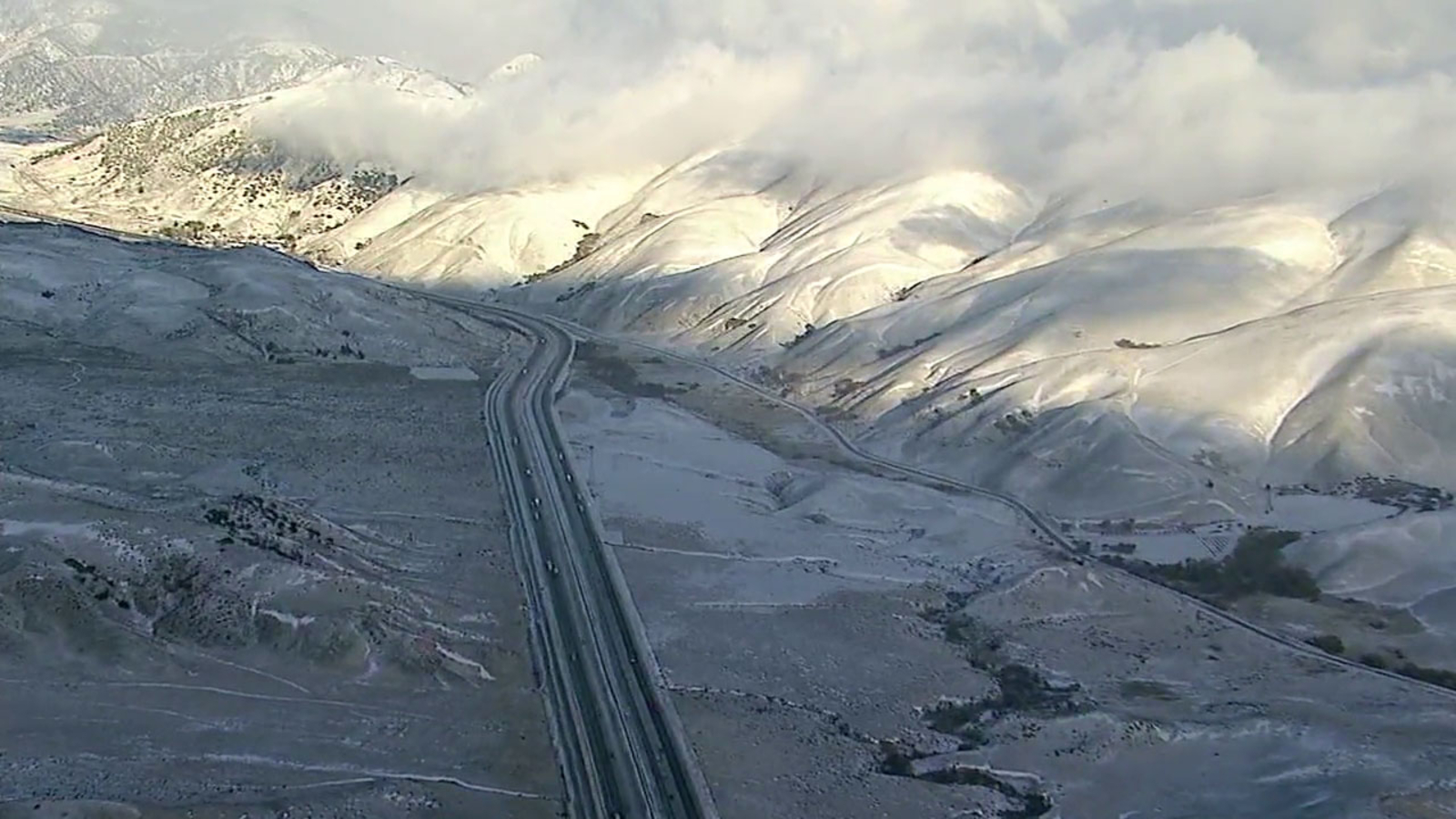 5 Freeway through Grapevine temporary closed due to snow, icy