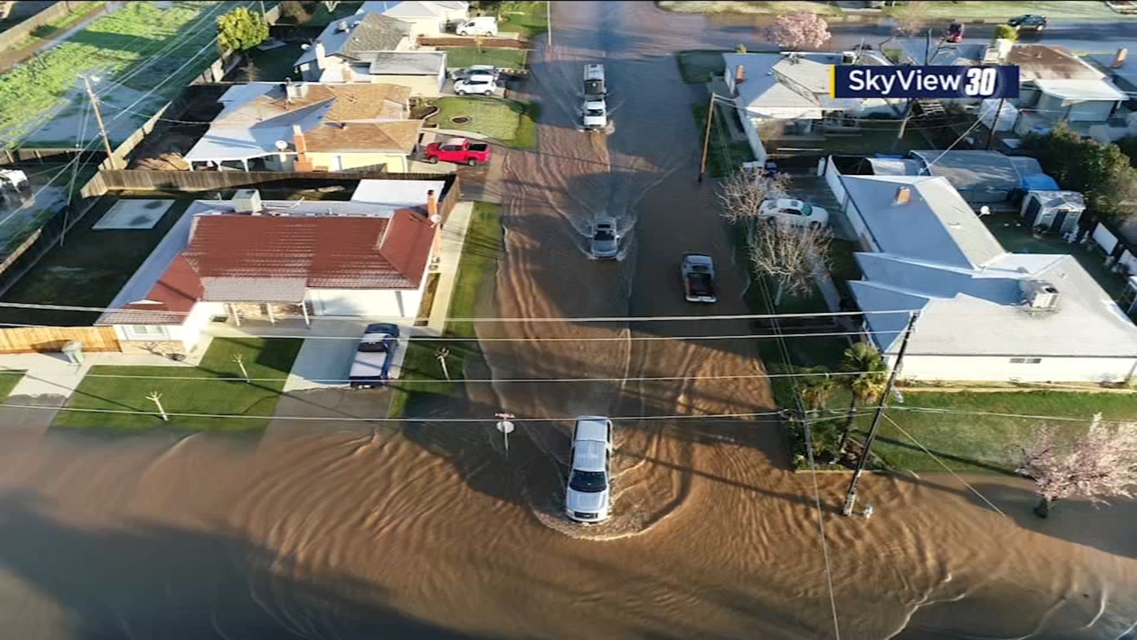 Crews working to fix water main break in Clovis near Bicentennial Park