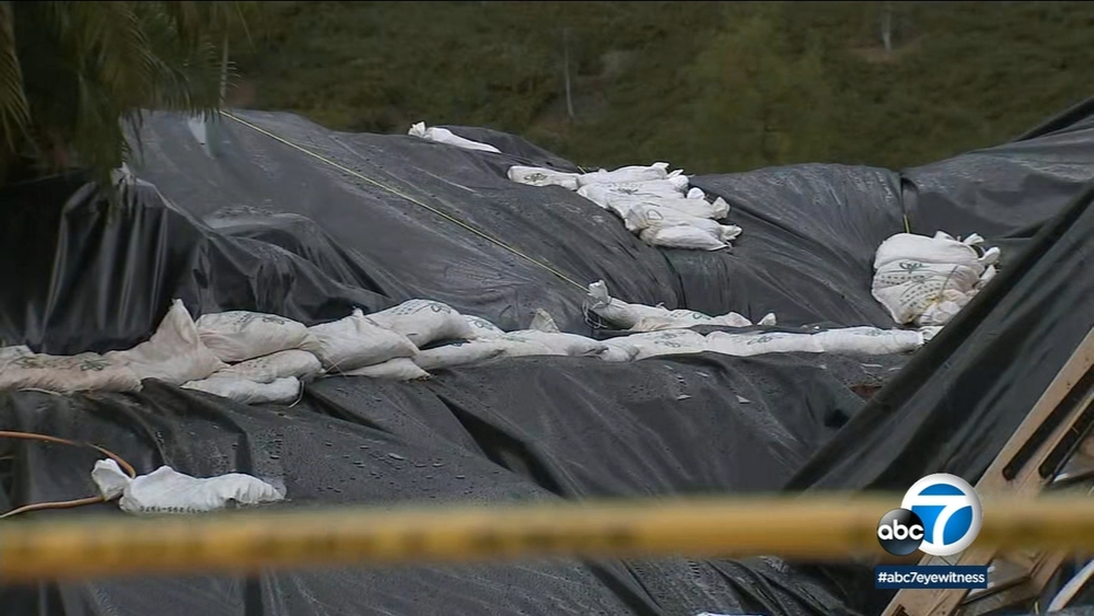 Rain causes concern for Canyon Country homeowners near large fissure