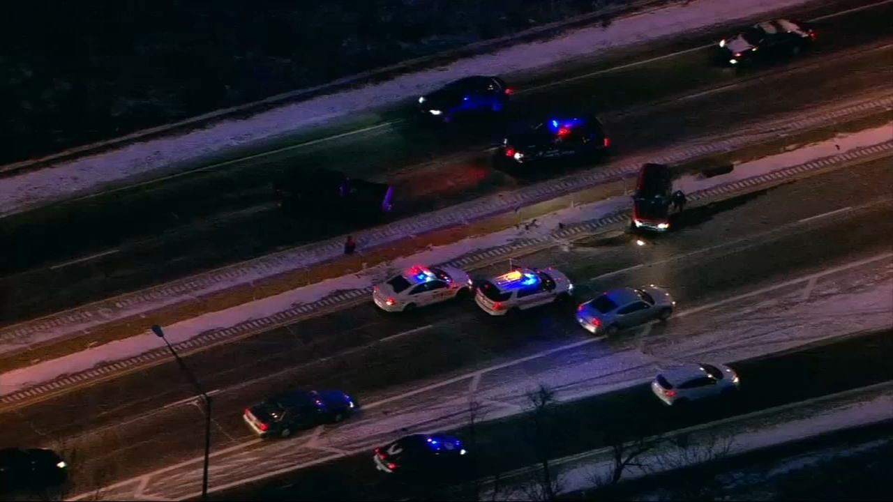 Slick roads lead to crashes on Chicago area expressways during morning commute