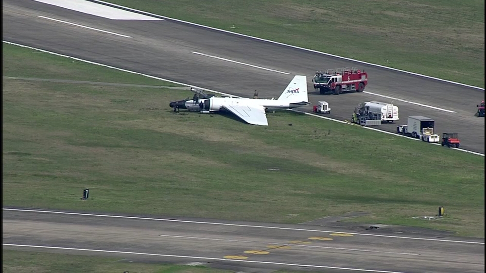 Small plane crashes at Ellington Airport