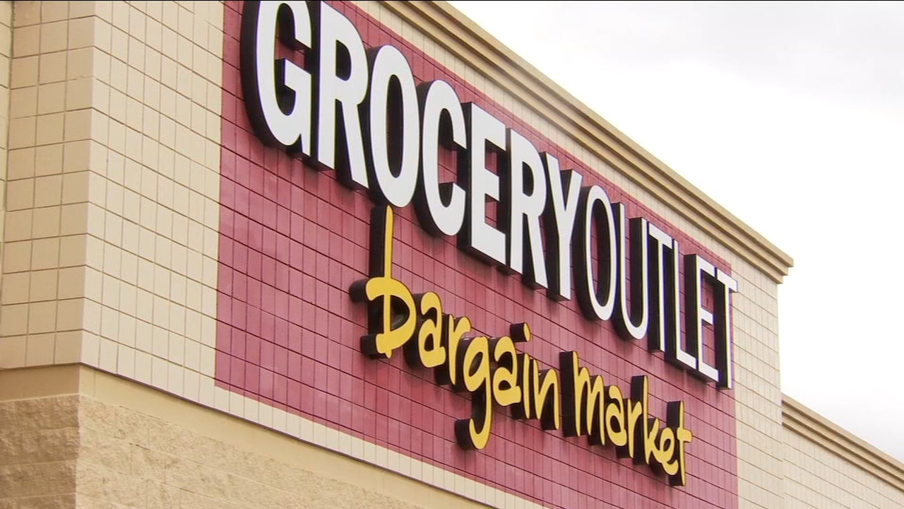 Man walks into grocery store, stabs woman in throat