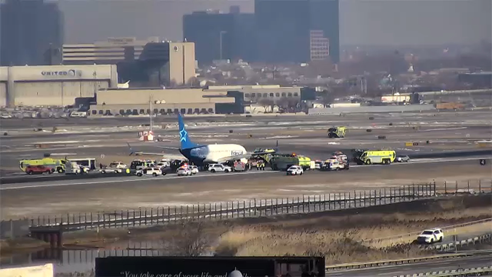 Plane Makes Emergency Landing At Newark Airport After Reports Of Fire In Cargo Hold Abc7 New York
