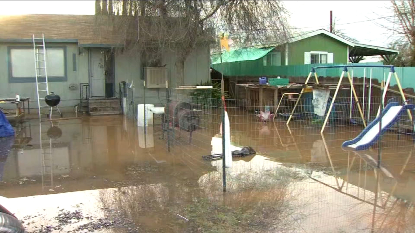 Flooding caused by pipe leak forced evacuations in Strathmore ABC30
