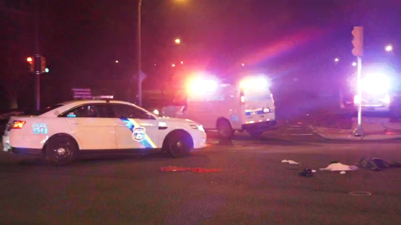 Philadelphia police searching for alleged naked gunman