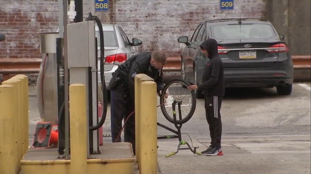 Philadelphia officer helps boy with inflate tires