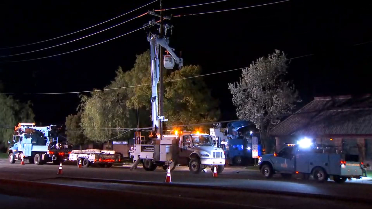 FAX bus driver suffers medical emergency, crashes into PG&E power pole in Northeast Fresno