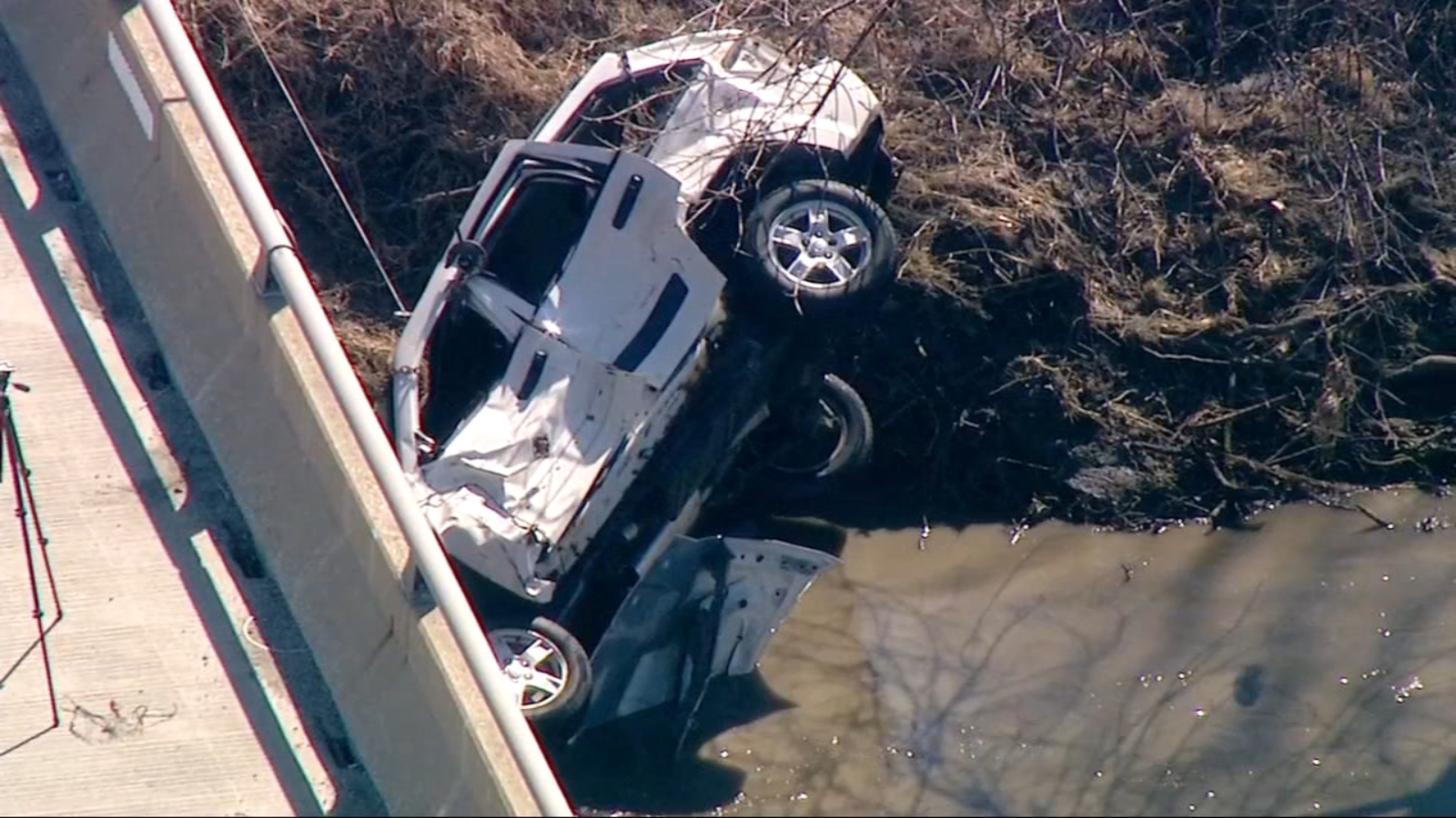 2 injured when SUV crashes into river off I55 near Pontiac ABC7 Chicago