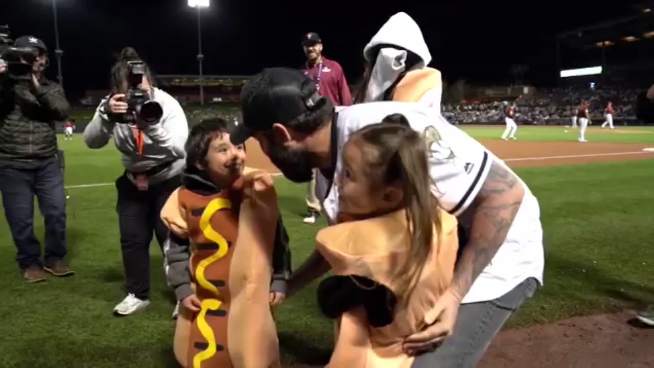 Military dad surprises kids at Arizona Diamondbacks game