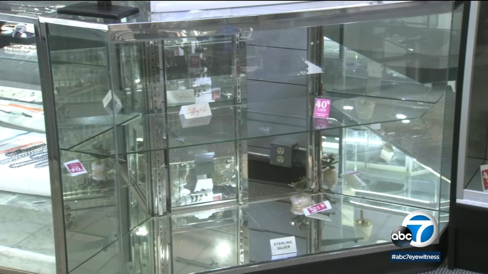 Fullerton: Burglars steal more than $60,000 in merchandise after breaking into jewelry store