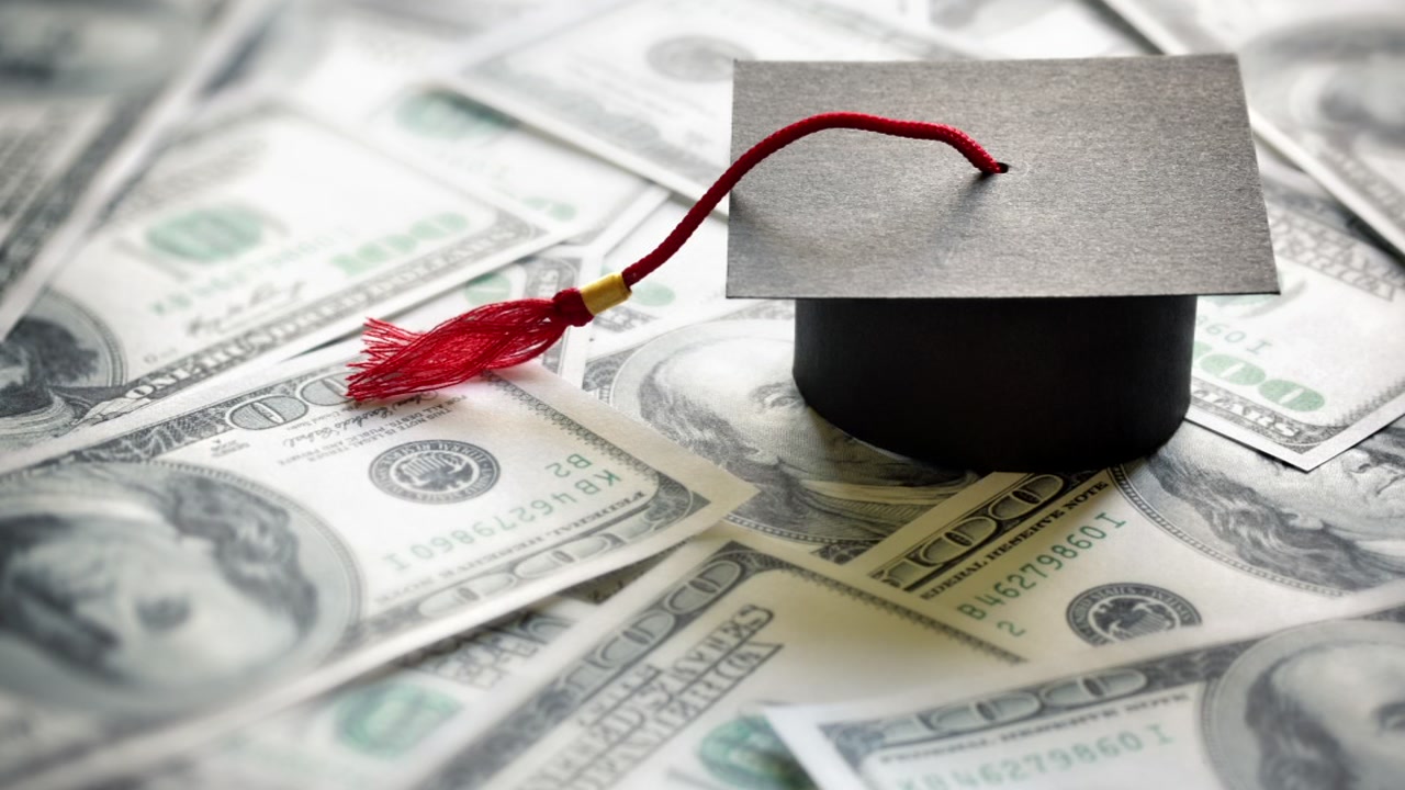 What HS seniors should do now to help win scholarships