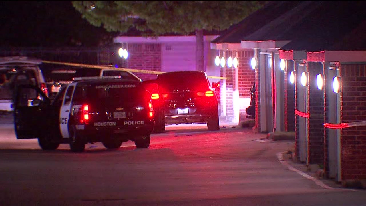 Man and woman shot at apartment complex in north Houston