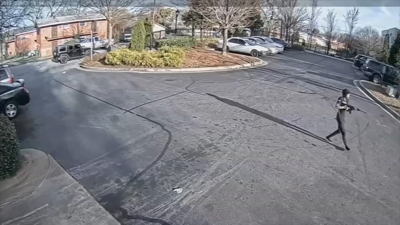 Video Gunman opens fire at apartment complex using rifle