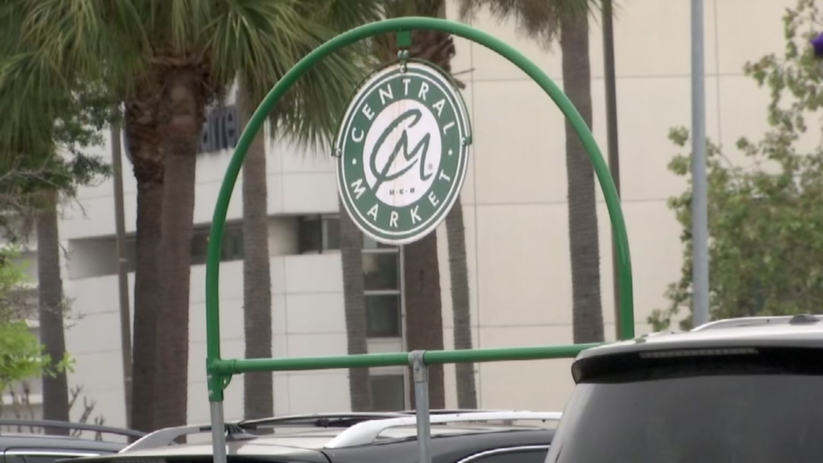 Woman robbed of purse in Central Market parking lot near River Oaks