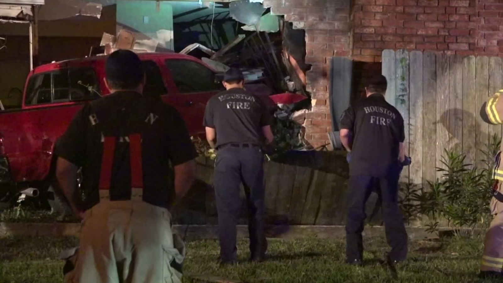 Teen driver in custody after crashing into house in southwest Houston ...