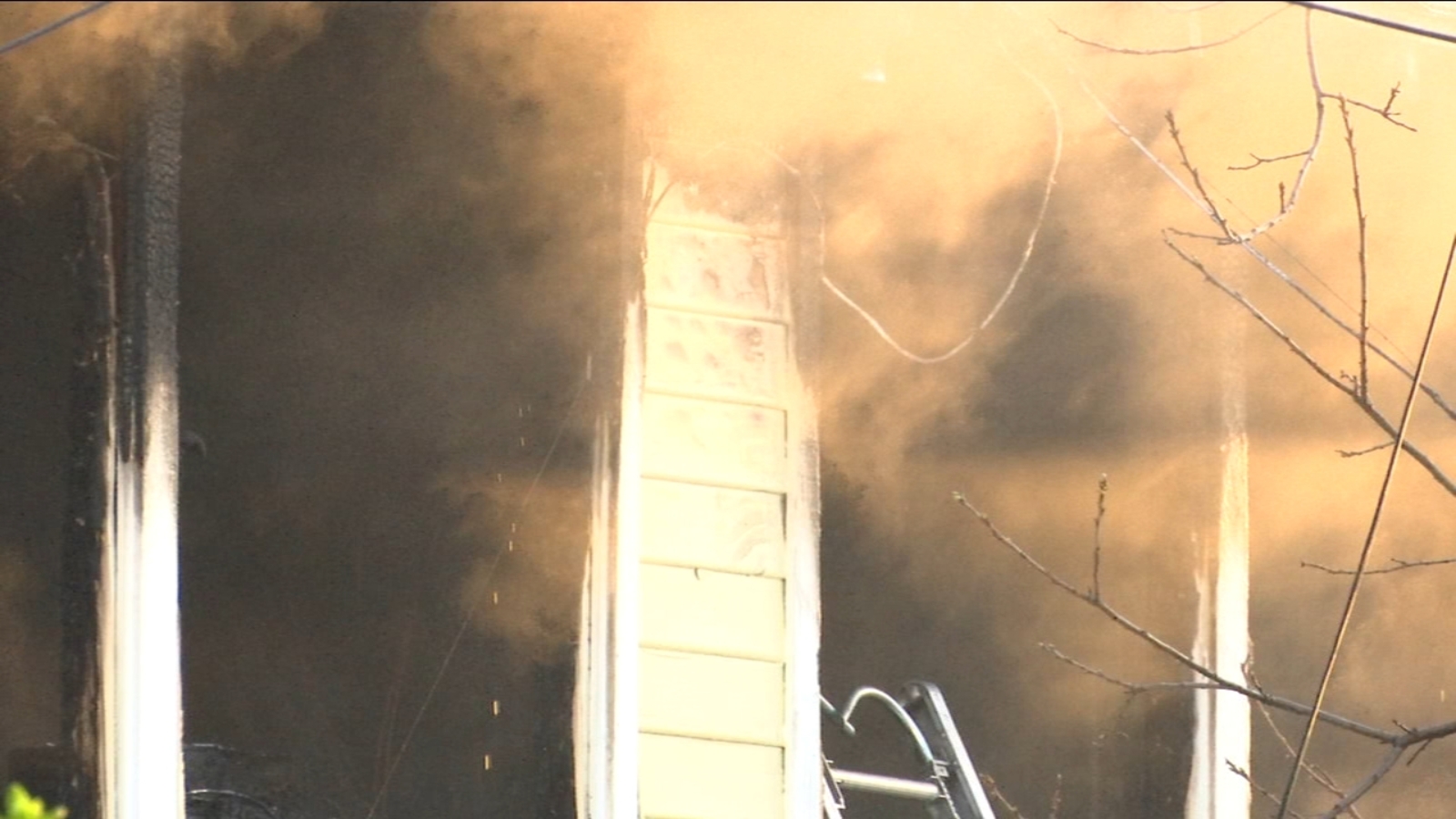 One dead, firefighter injured in central Fresno fire - ABC30 Fresno