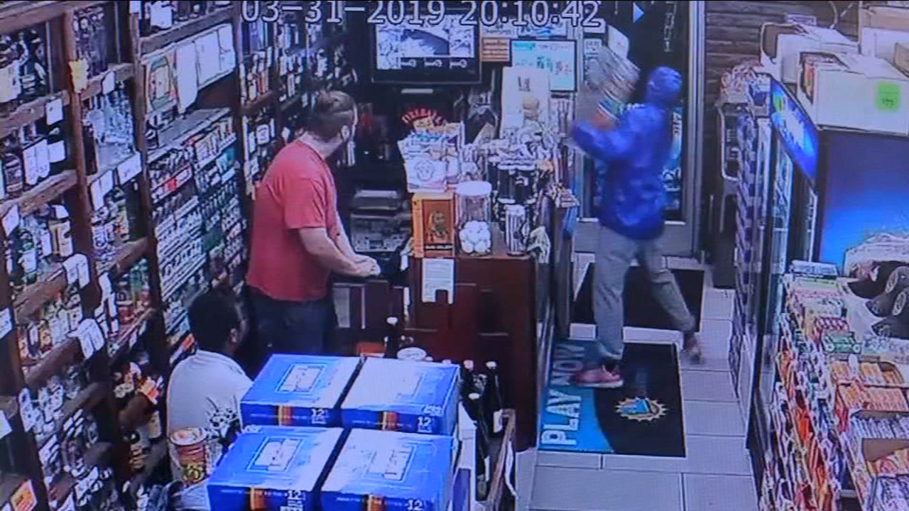 Video shows man stealing lottery display case from Visalia liquor store