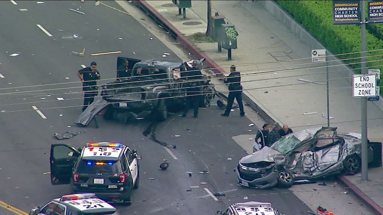 Police chase ends in violent crash in Van Nuys, injuring at least 5
