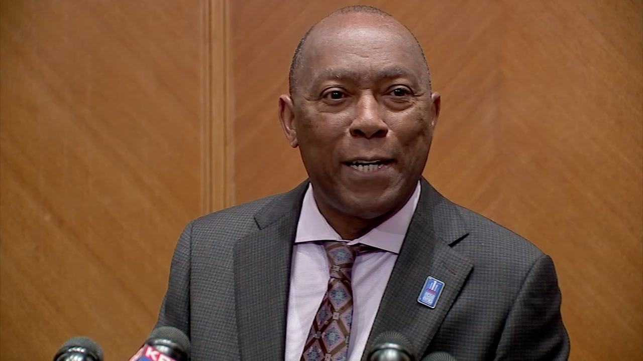 Houston mayor chides reporters for not questioning union