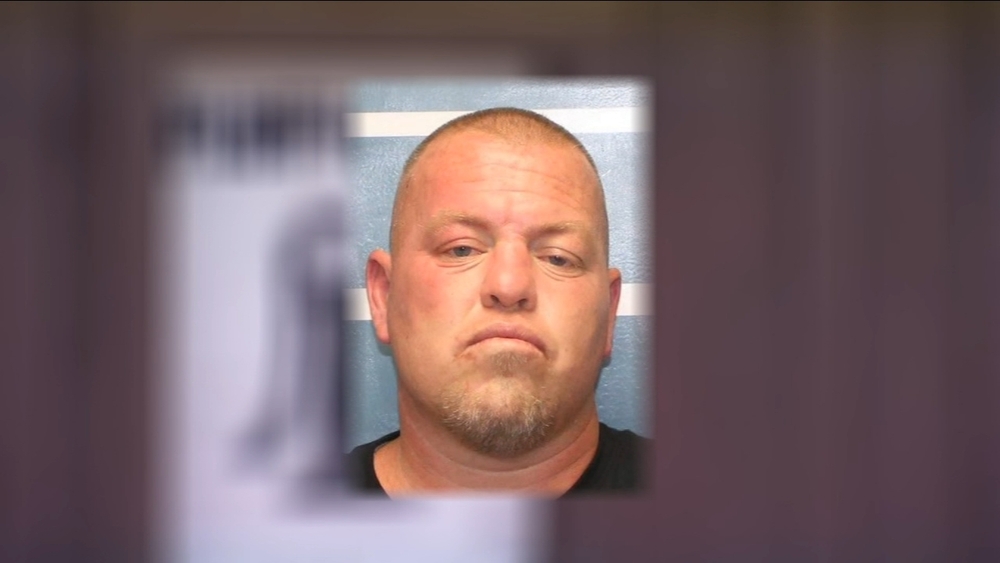 Burglar steals $16,000 from Visalia bar, leaves own phone behind